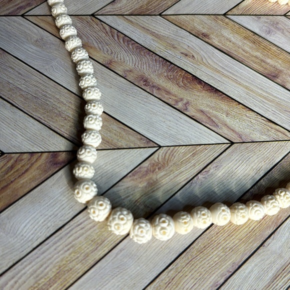 Carved bead necklace - Picture 8 of 8